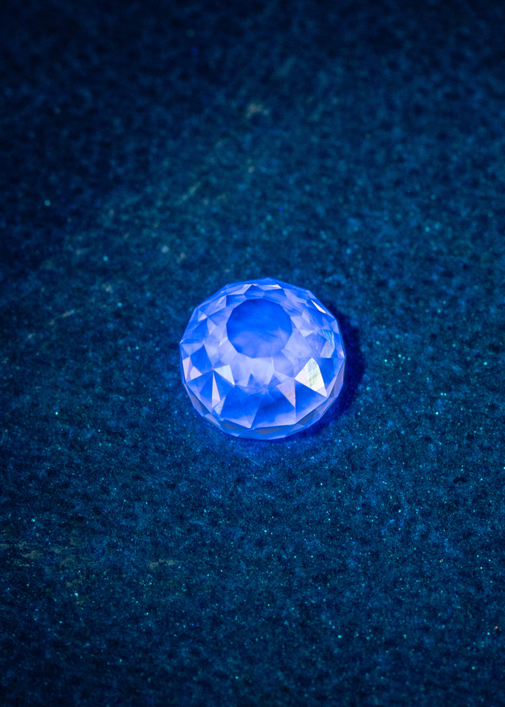 0.77 carat Mughal cut diamond glowing bright blue under UV light, showing very strong blue fluorescence; Fancy Light Brown C3–C4 color diamond with VVS2 clarity, untreated and sourced from South Africa.