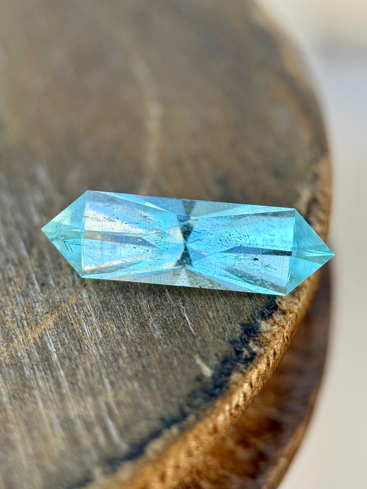 Émeraude de 1,70 ct : Vert printanier frais, taille émeraude allongée de précision
