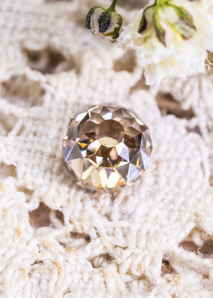 Loose 1.08 carat fancy brown Mughal cut diamond from South Africa shown face-up, displaying its antique-style faceting and champagne tone.