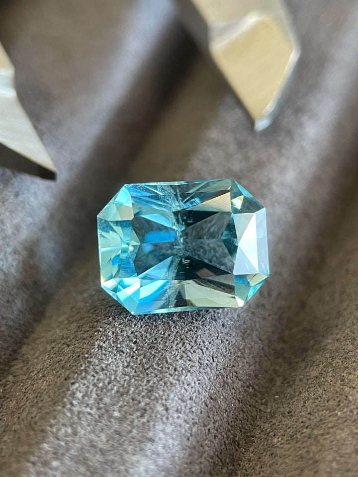 A stunning 4.63-carat aquamarine with a radiant octagon cut, showcasing a vivid double blue hue. Ethically sourced from Nasarawa, Nigeria, this untreated gemstone exudes natural brilliance and clarity.