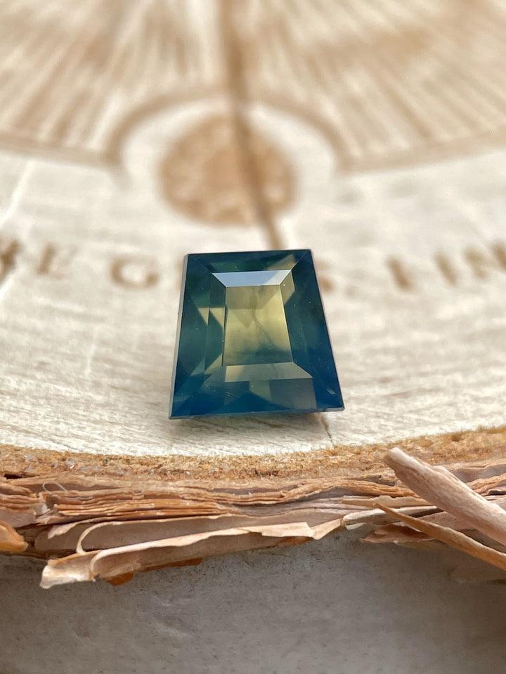 Close-up of 1.15ct untreated sapphire from Australia with geometric baguette cut and vivid natural coloration