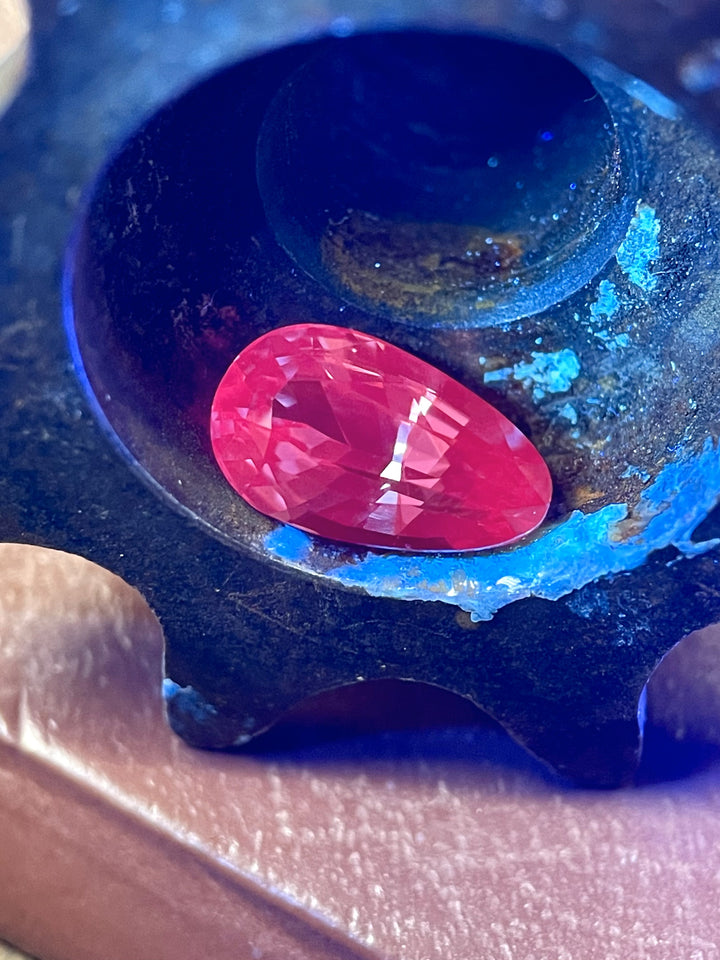 A high-definition Fluorescent image of a pear-shaped 3.09-carat color-change sapphire from Songea, Tanzania