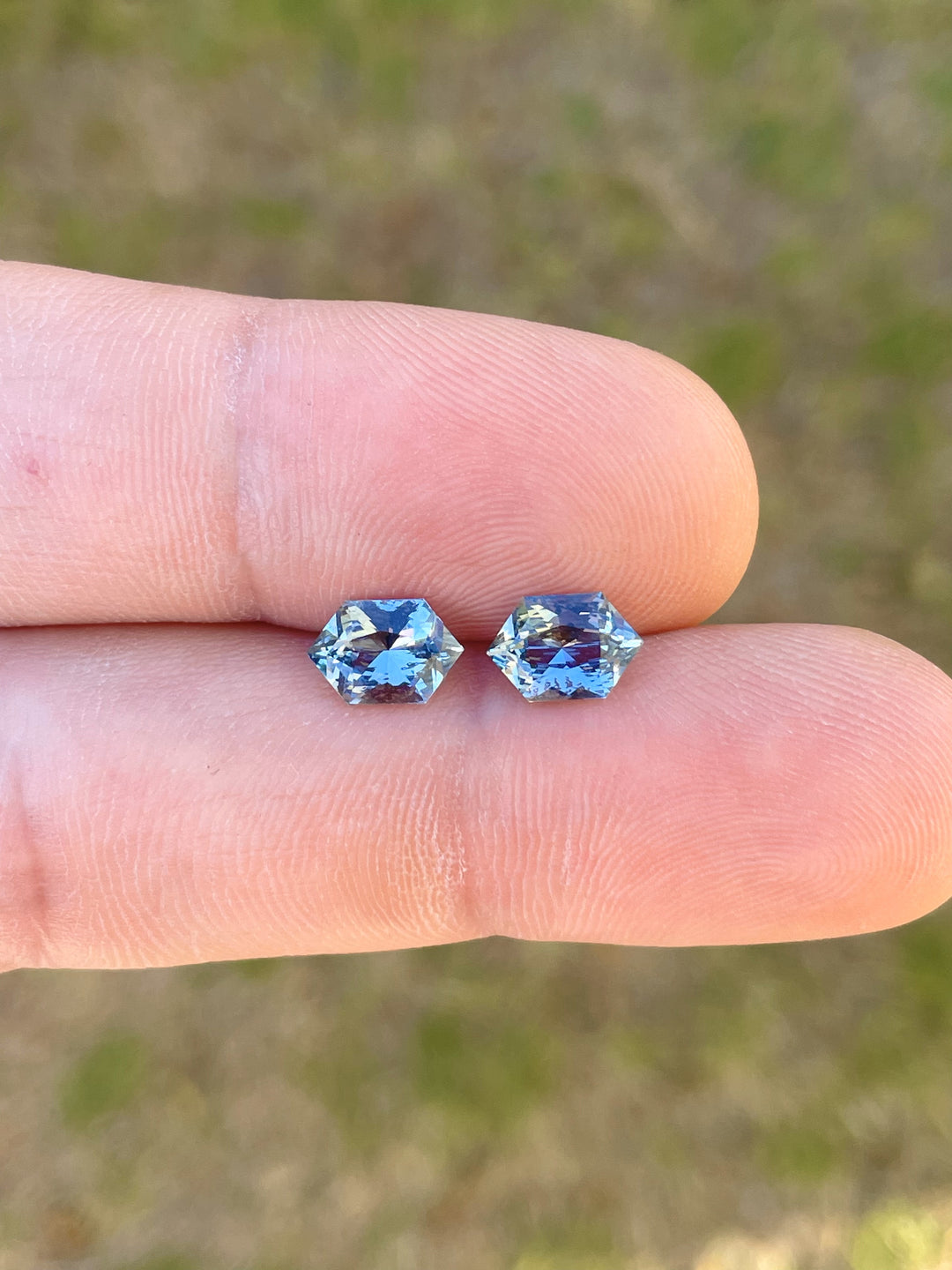  A 3.15-carat sapphire featuring a mix of seafoam and blue tones, enhanced by a brilliant hexagon cut. Heat-treated and ethically sourced from Sri Lanka, this gem showcases exceptional brilliance.
