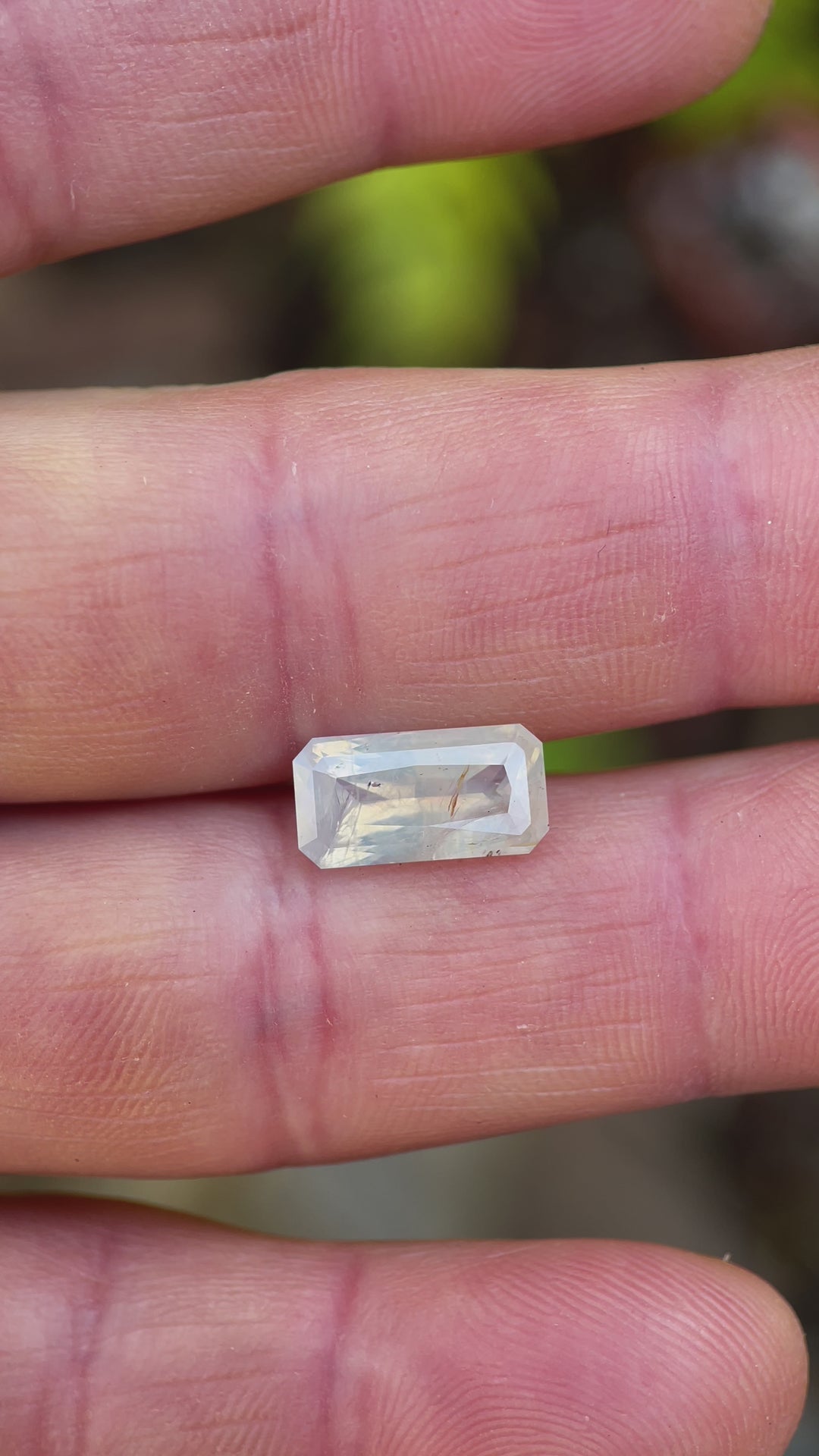 Video showing a 4.18-carat opalescent sapphire with a radiant cut, providing a full 360° view of its brilliance and natural color zoning.