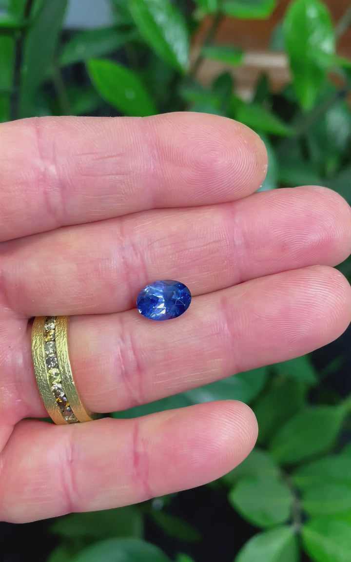  high-definition close-up video of a 4.51ct sapphire with denim and cornflower blue tones, showcasing its modified oval brilliant cut and clarity.