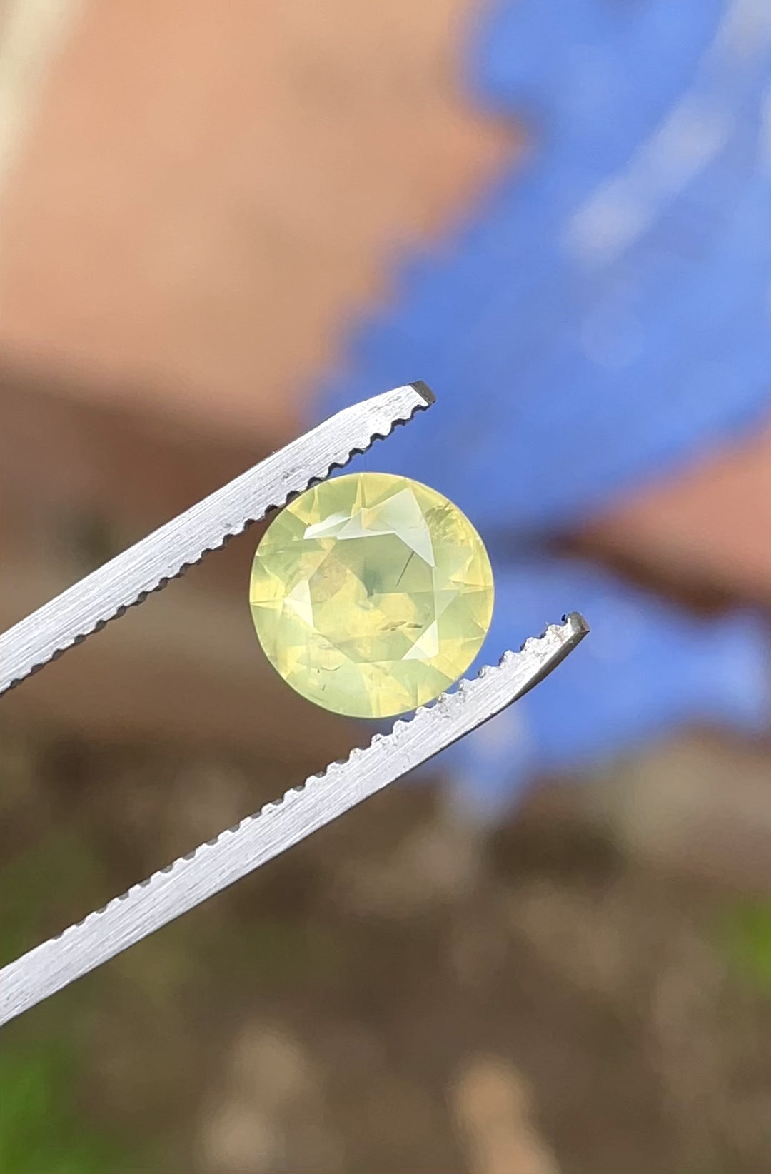 Rotating video of a natural untreated yellow-green sapphire from Nigeria with brilliant sparkle and round shape
