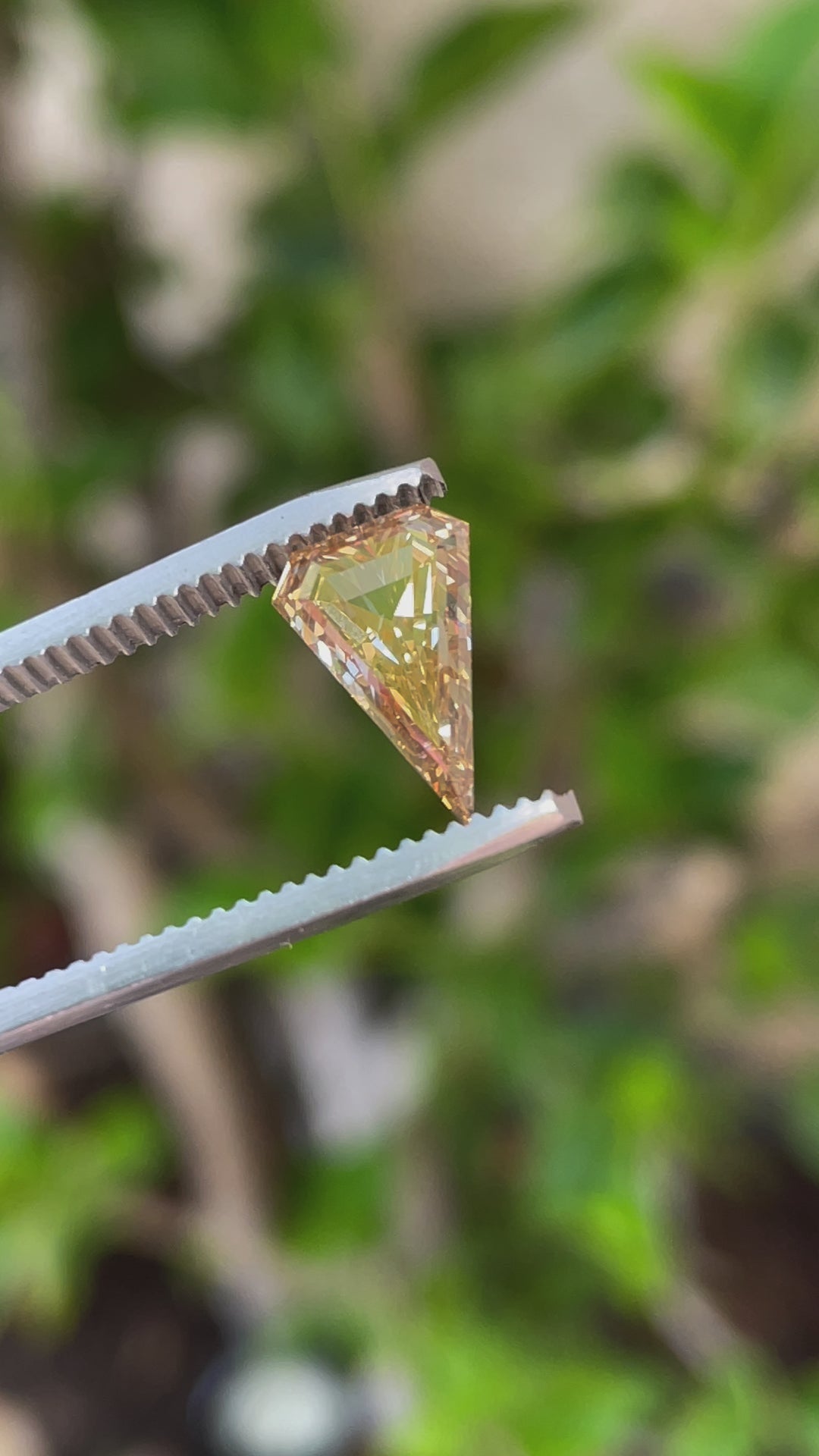 A mesmerizing 360-degree video of a 2.10-carat elongated kite-cut rosy champagne diamond, capturing its radiant facets and exquisite VVS1 clarity.