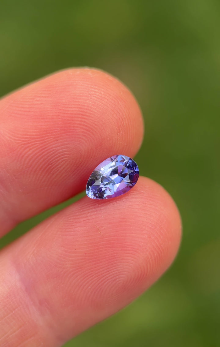 Rotating view of 1.40ct Tanzanite gemstone in natural daylight, revealing periwinkle, lavender, and lilac color shift – precision cut from Tanzania