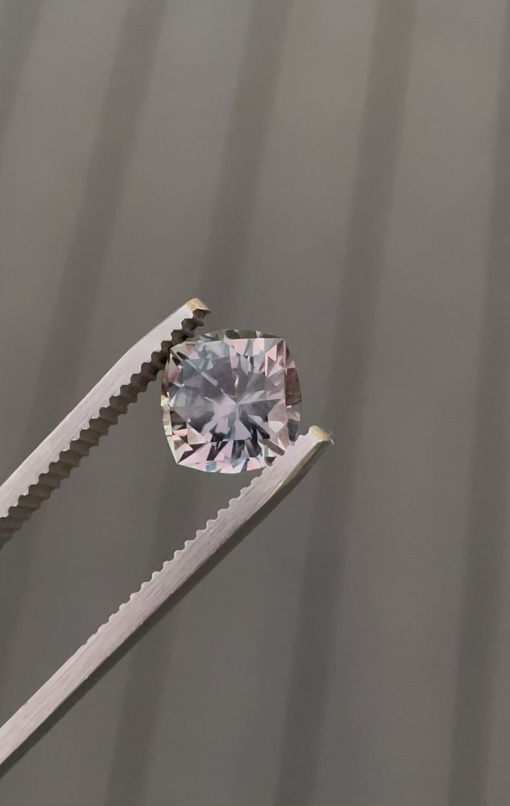 Video showing the color transformation of a 3.13-carat sapphire under incandescent lighting, highlighting its pinkish-purple tones.