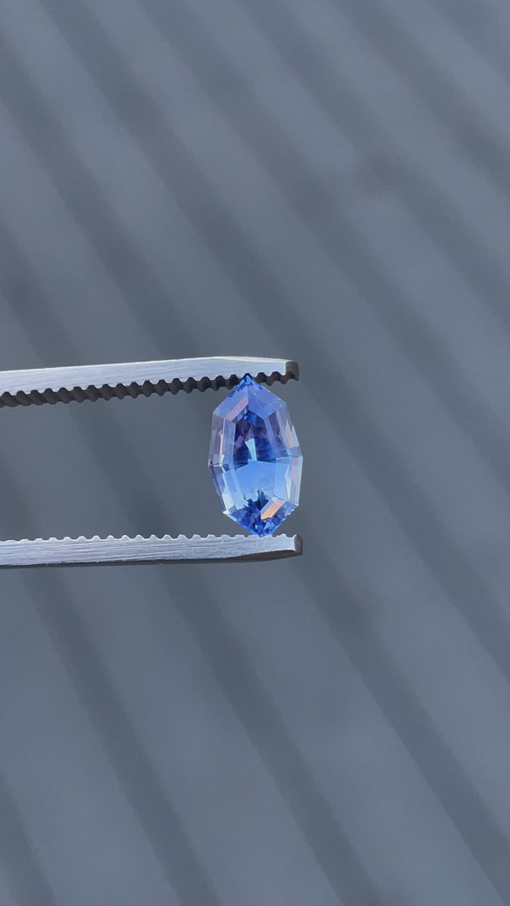 Interactive showcase of a 1.73 carat parti sapphire in motion, highlighting its denim blue and cornflower colors and marquise shape, reflecting its flawless craftsmanship from Sri Lanka.