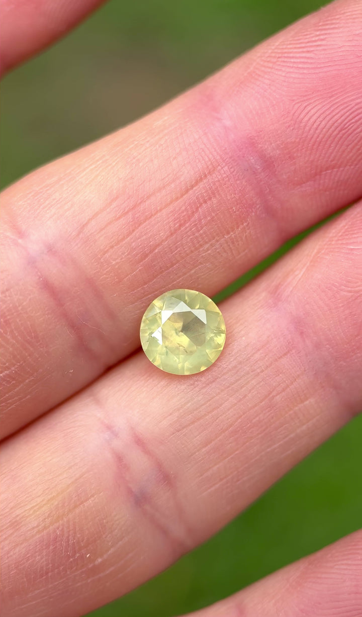 360-degree video of a 2.32-carat lemon lime sapphire from Nigeria showcasing its round brilliant cut and opalescent luster