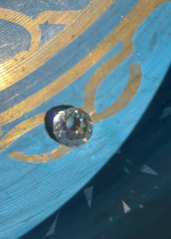 Video of a 0.70-carat fancy light brown rosy champagne diamond in Mughal cut being rotated under light to show strong brilliance and faceting. The VVS1 clarity diamond also displays very strong blue fluorescence when exposed to UV. Natural untreated diamond from South Africa.