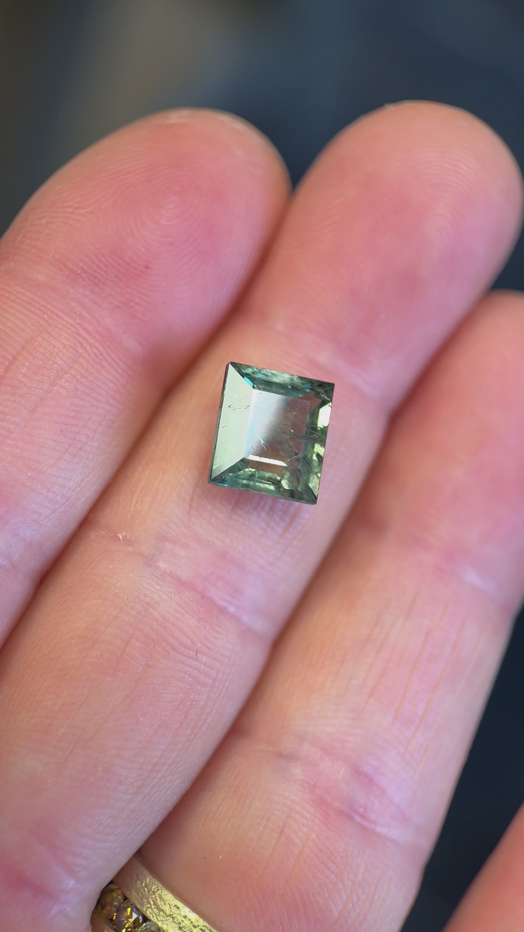 (light play): 4.65 ct Montana sapphire capturing light reflections on tablet-style facets