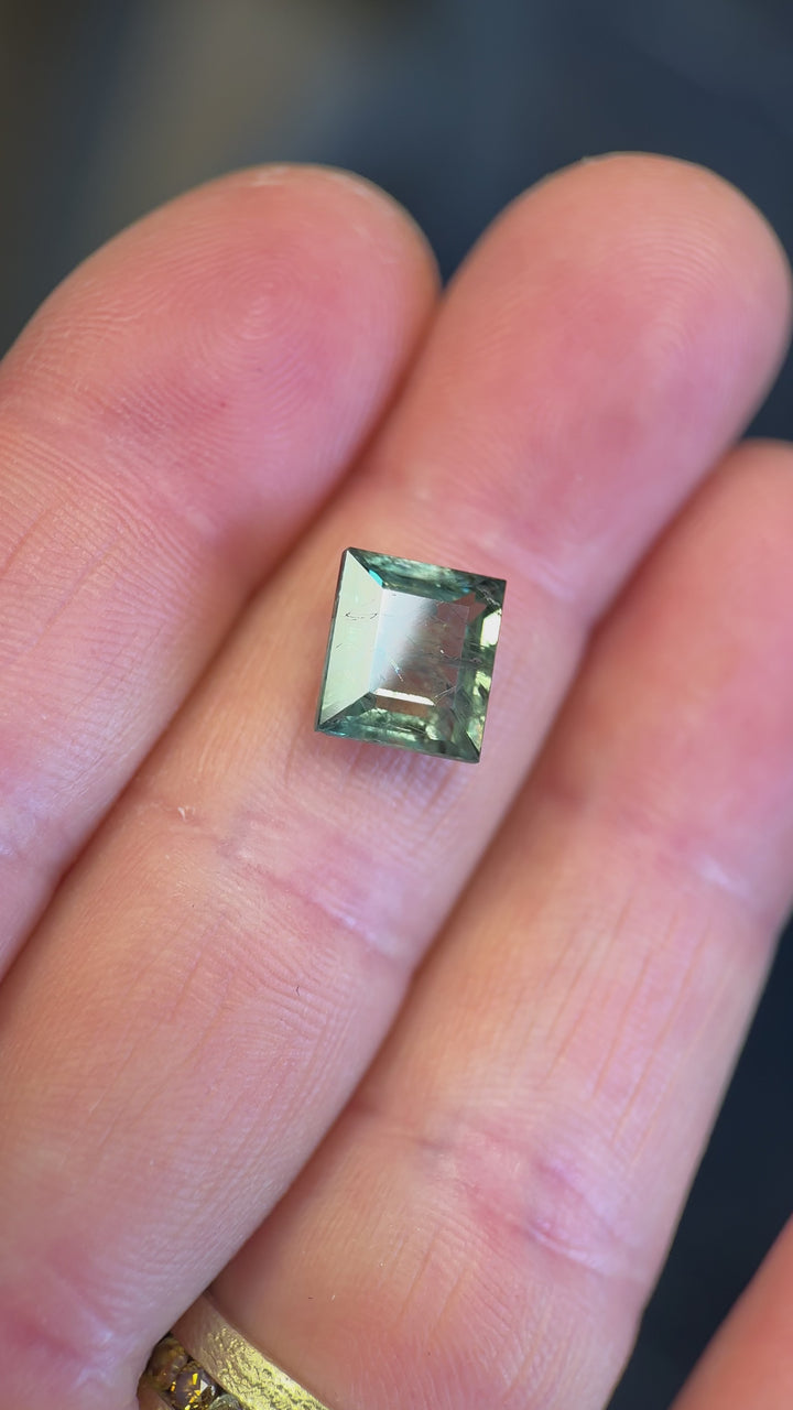 (light play): 4.65 ct Montana sapphire capturing light reflections on tablet-style facets