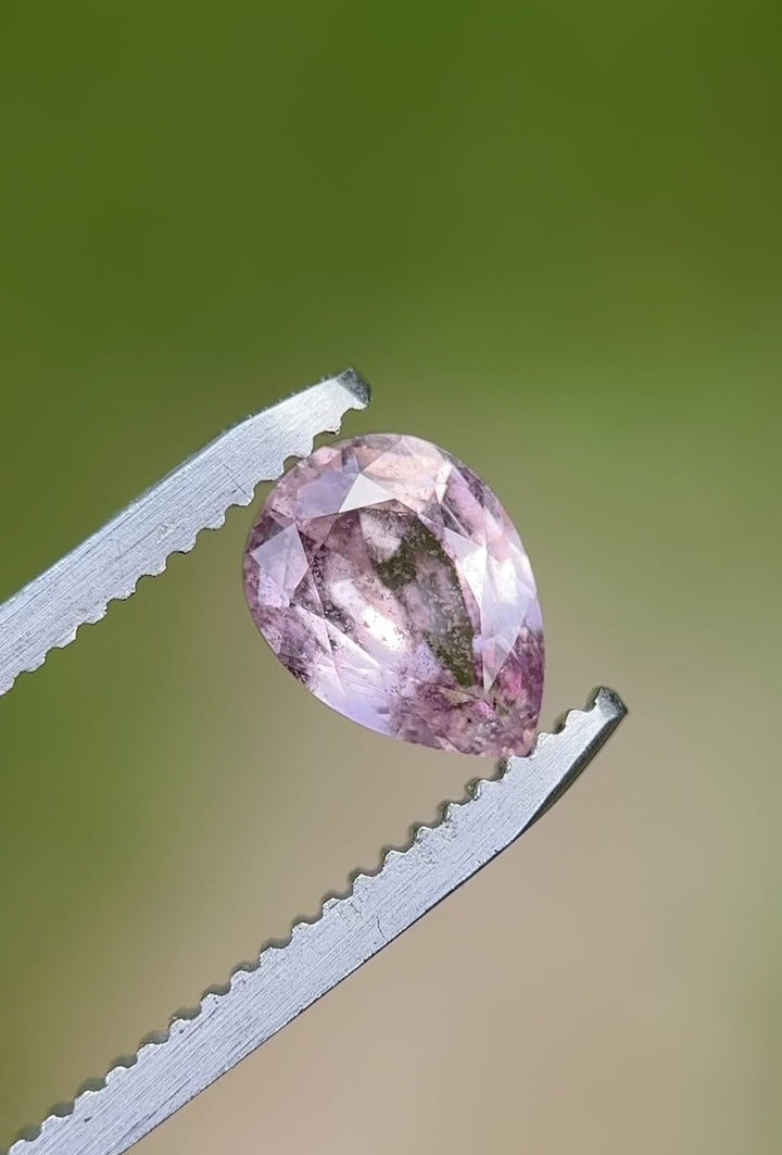 360° rotating video of a 1.45-carat pear-cut sapphire from Umba River, showcasing peach, champagne, and mauve tones with salt and pepper inclusions