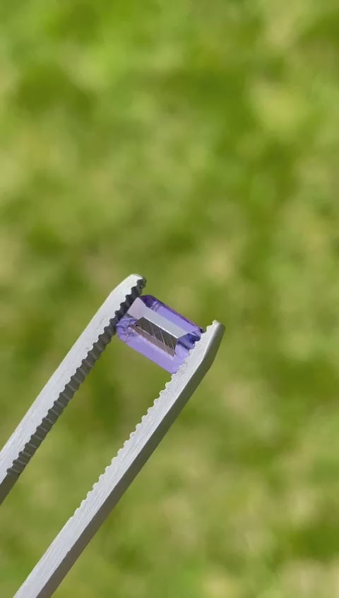 Interactive presentation of the Royal Amethyst sapphire, focusing on its origin and the artisanal cutting process that enhances its natural purple color and clarity.