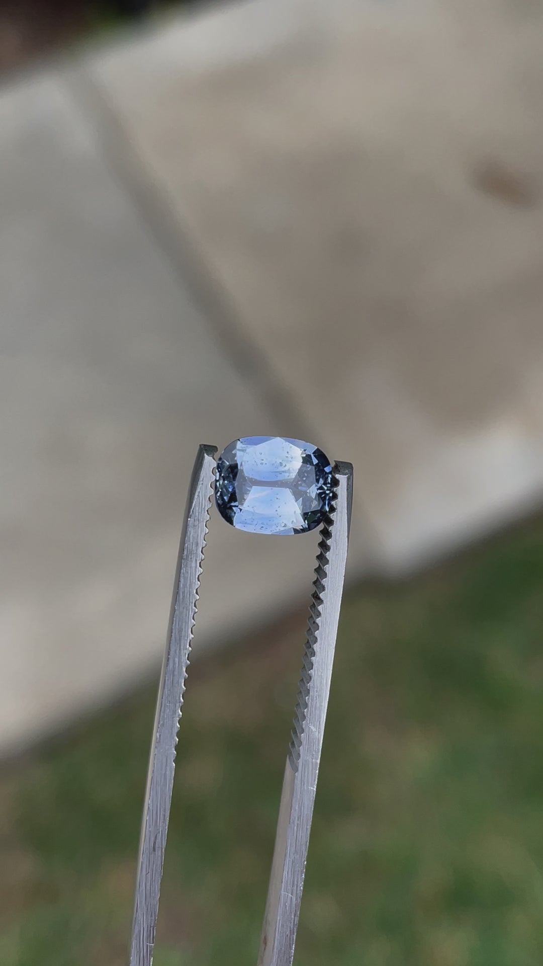 Rotating view of a 1.48-carat denim blue and cornflower sapphire from Sri Lanka, in a modified cushion cut, highlighting its brilliance and untreated natural color.