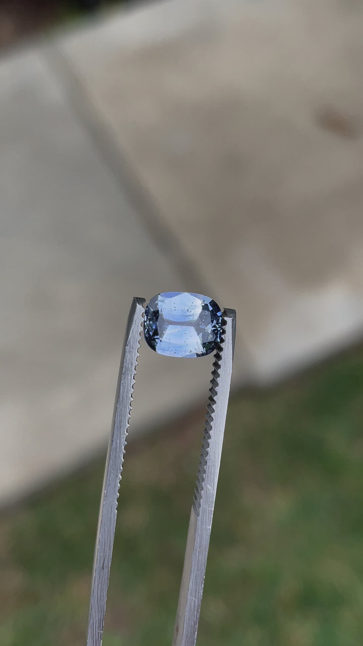 Rotating view of a 1.48-carat denim blue and cornflower sapphire from Sri Lanka, in a modified cushion cut, highlighting its brilliance and untreated natural color.