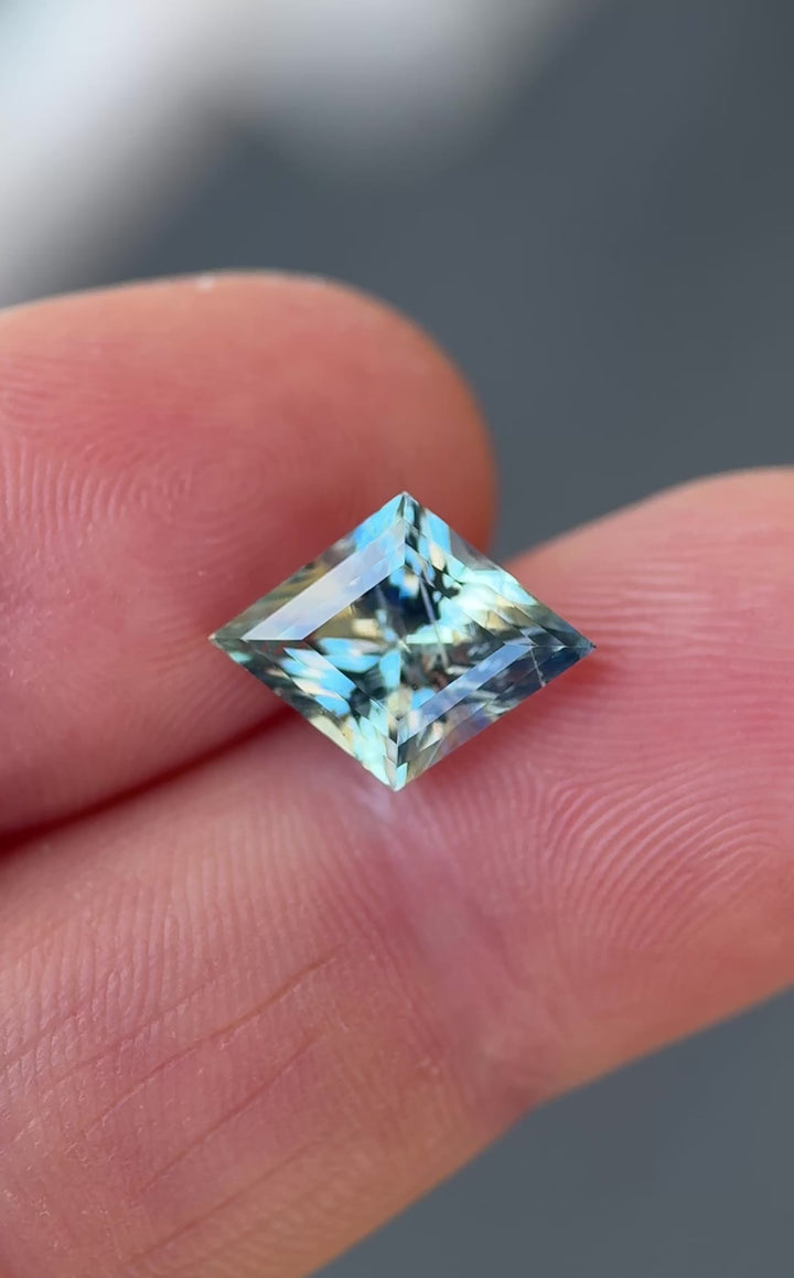 4.52CT Sapphire: Greenish Yellow Blue Parti Kite-Lozenge Step Cut