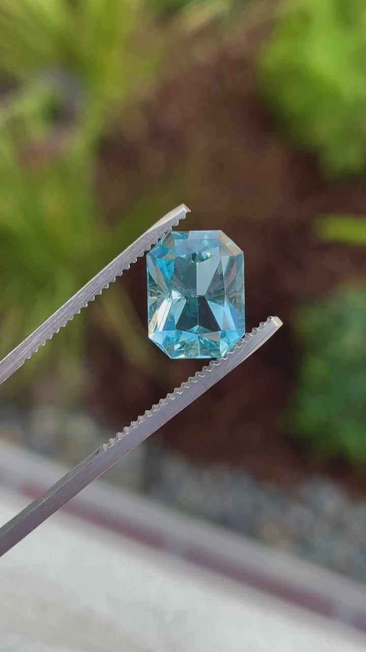 howcase video of a 4.63-carat aquamarine, highlighting its luxurious double blue color and octagon radiant cut. Captured in a high-definition video, the aquamarine from Nasarawa, Nigeria, is displayed rotating to reveal its flawless structure and vivid coloration, emphasizing its untreated, natural beauty and the precision of its cut.