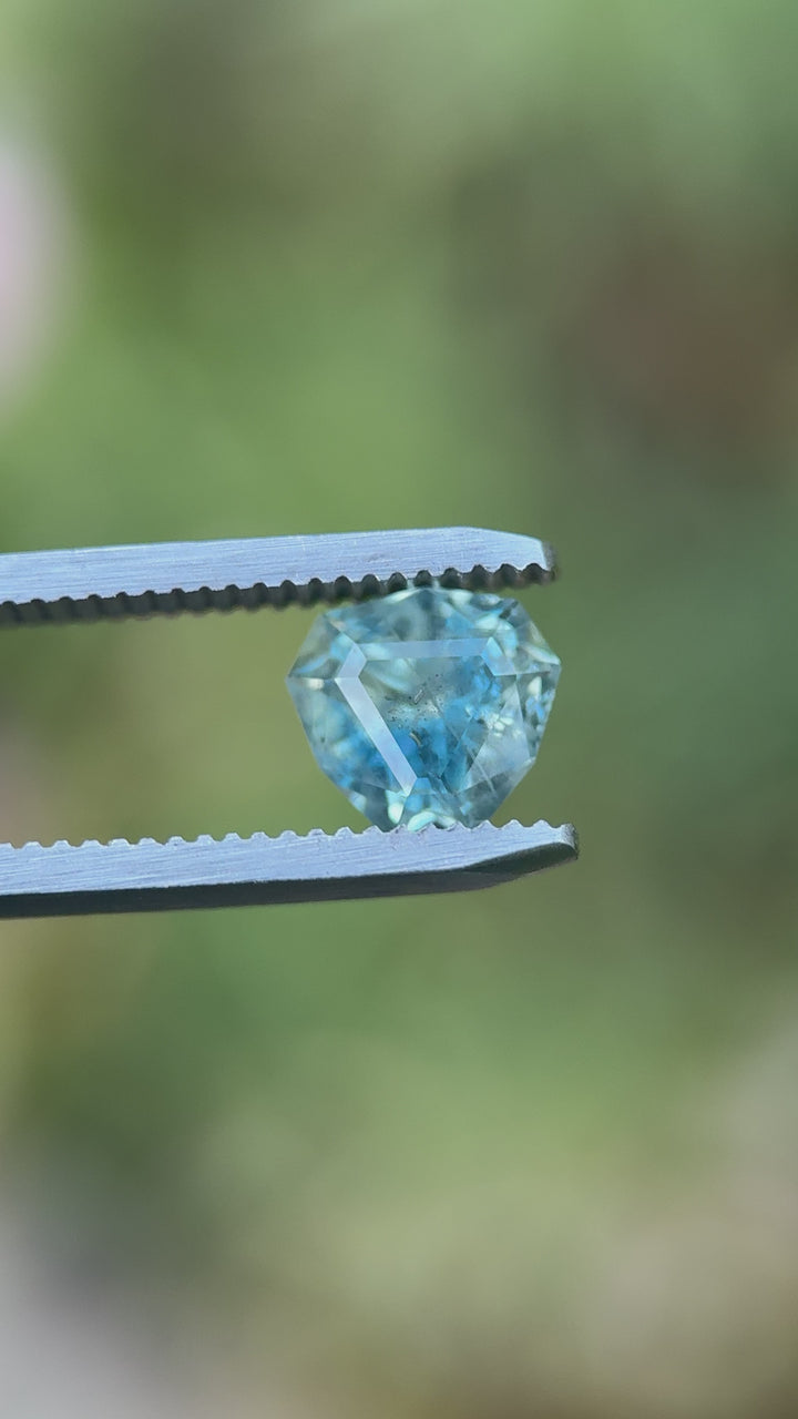 360° video of a 2.41-carat Montana sapphire in cut corner trillion shape, showcasing light reflection and parti color zoning.