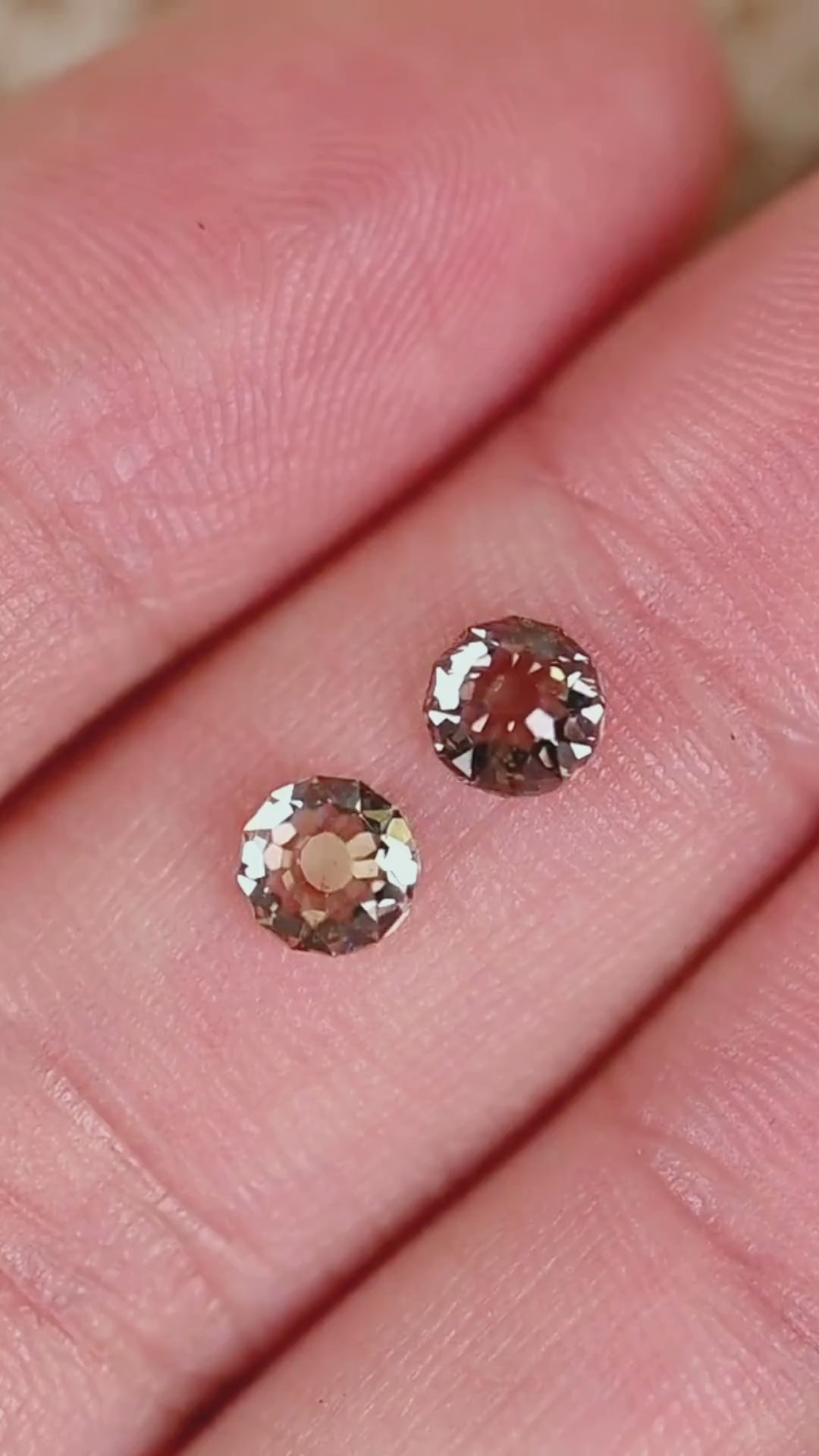 Discover this matched pair of 1.37ct total weight Round Mughal cut diamonds from South Africa. Featuring C3–C4 champagne coloration, VVS2 clarity, and distinctive geometric faceting, these untreated diamonds offer an antique-inspired alternative to conventional brilliant cuts. Their complementary warm brown tones and unusual central facet arrangements make them ideal for custom diamond earrings and bespoke heirloom jewelry.
