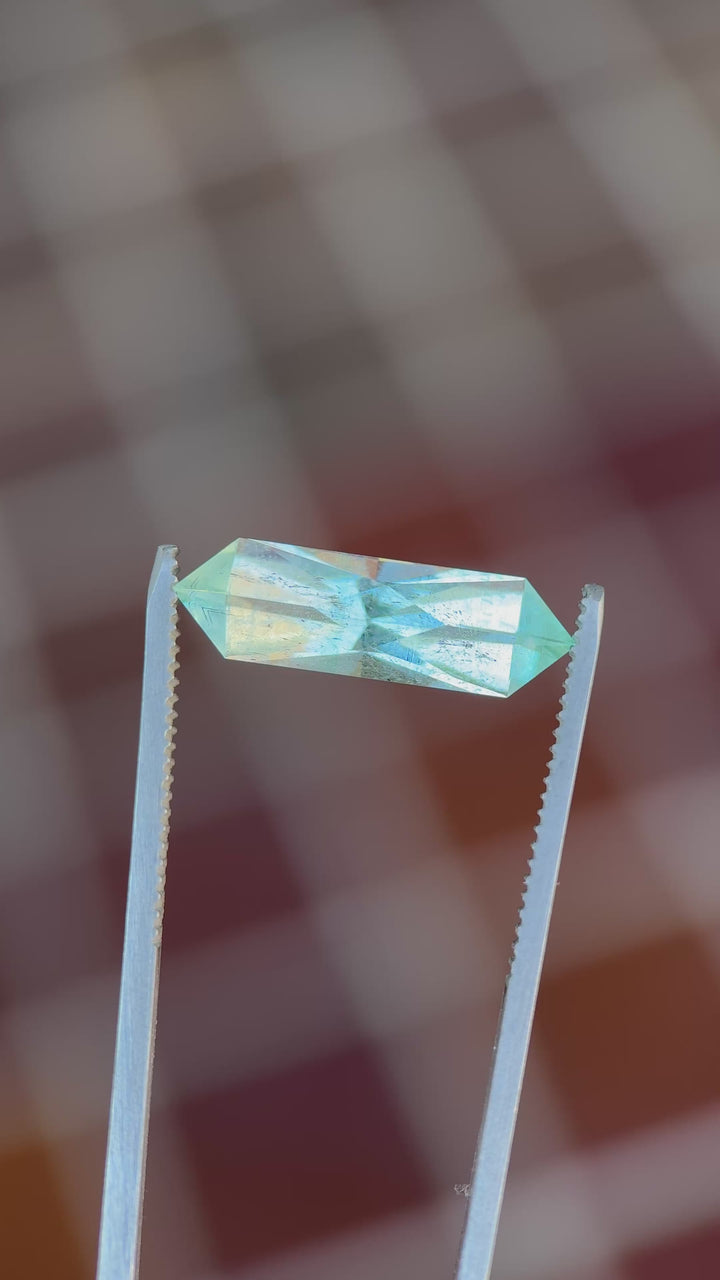 Émeraude de 1,70 ct : Vert printanier frais, taille émeraude allongée de précision