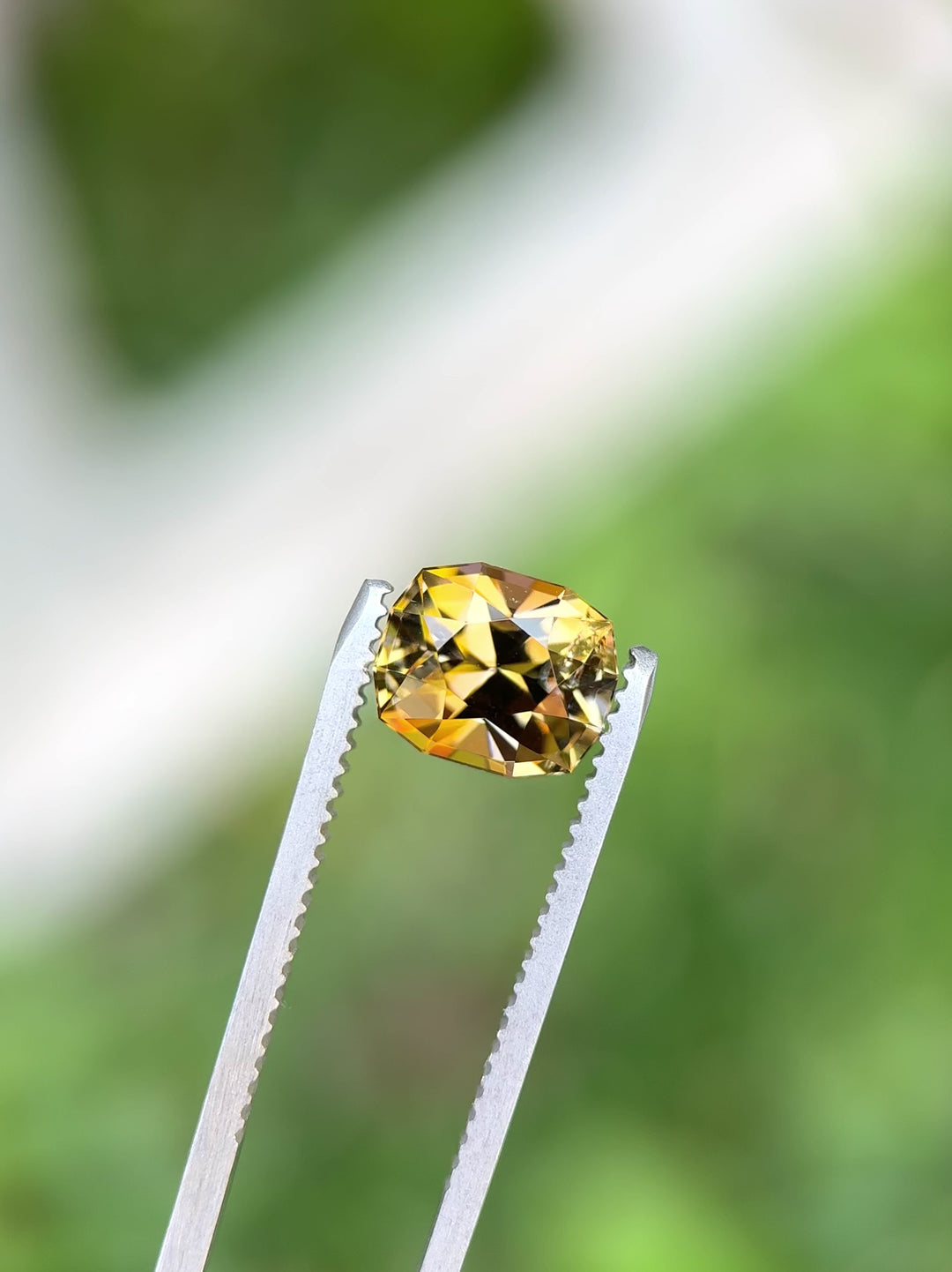 Rotating video of 2.60ct fancy golden yellow Tanzanite in geometric cushion cut – brilliant untreated gem from Merelani Hills, Tanzania