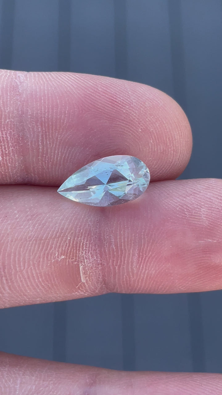 A detailed video of a 3.88-carat aquamarine gemstone with green mint blue tones, elegantly displayed in tweezers to highlight its brilliance and clarity.