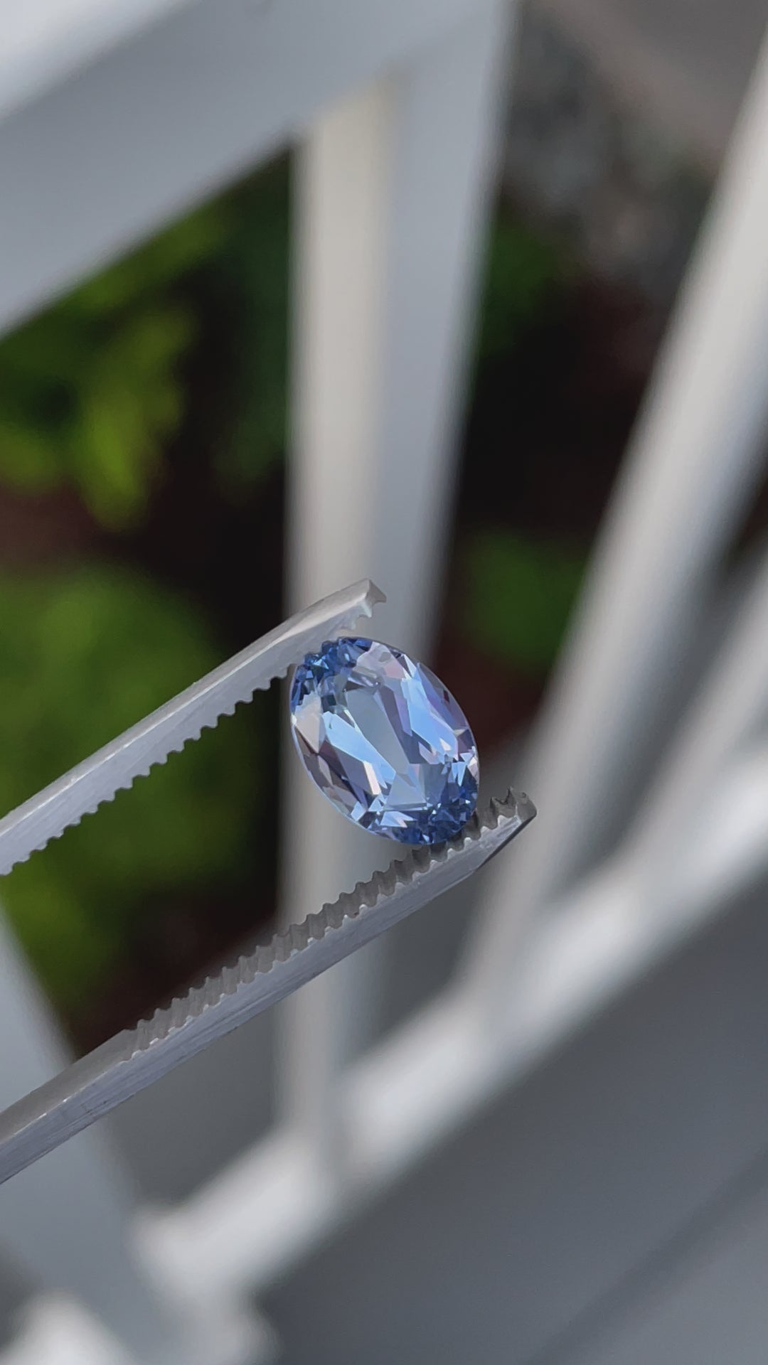 A 360-degree video capturing the intricate craftsmanship of a mix-cut oval cornflower blue sapphire, emphasizing its vivid hue and clarity