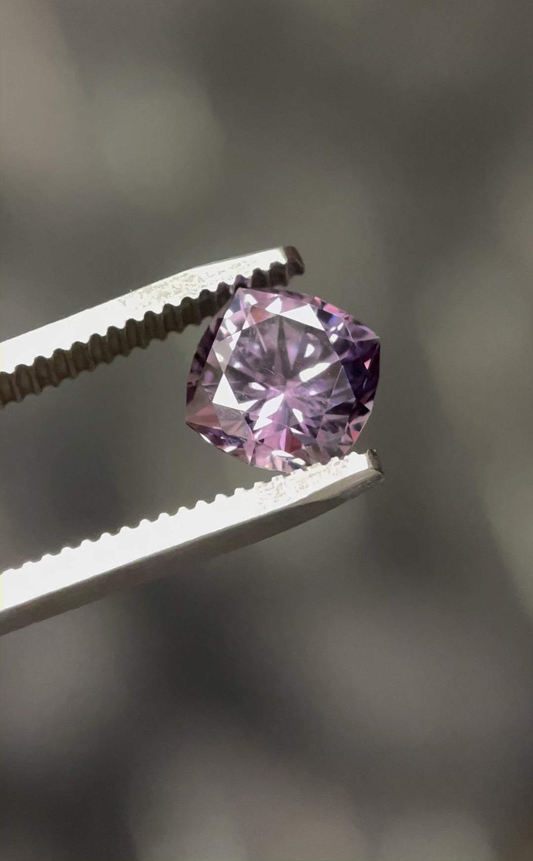 360-degree video showcasing a 3.13-carat cushion-cut sapphire from Montana, with green, blue, and purple hues.