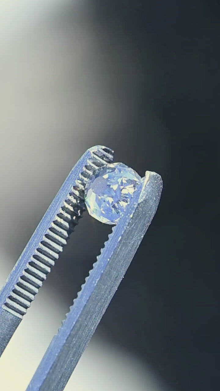 Mughal cut 1.68 carat diamond moving in direct sunlight, producing shifting flashes of silver, blue, champagne and reflected color across its broad facets.