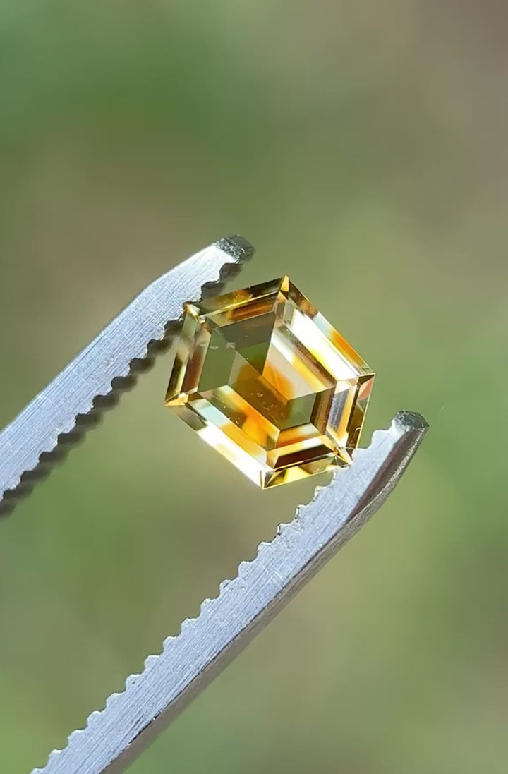 0.92CT Sapphire: Orange Yellow Colorless Parti Geometric Hexagonal Step Cut