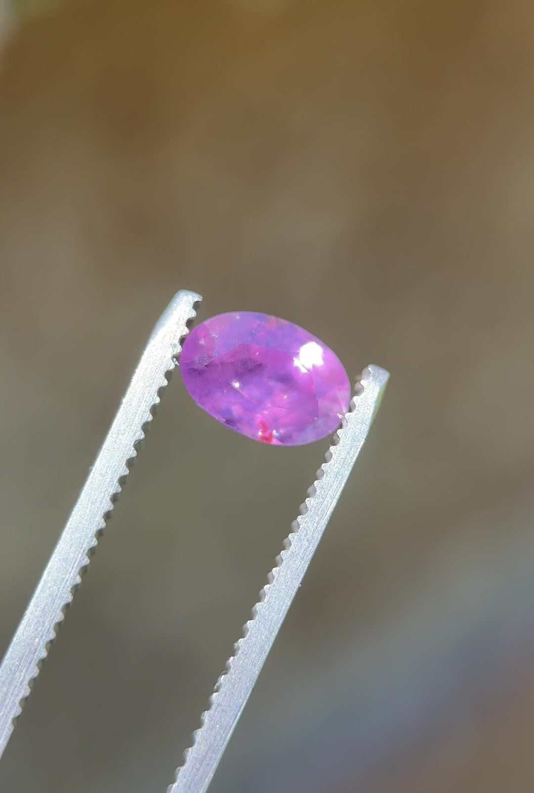360° spin of 1.37ct untreated pink-purple sapphire from Tanzania showing natural grape, pink, and purple flashes.