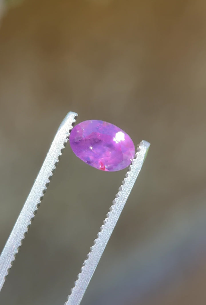 360° spin of 1.37ct untreated pink-purple sapphire from Tanzania showing natural grape, pink, and purple flashes.
