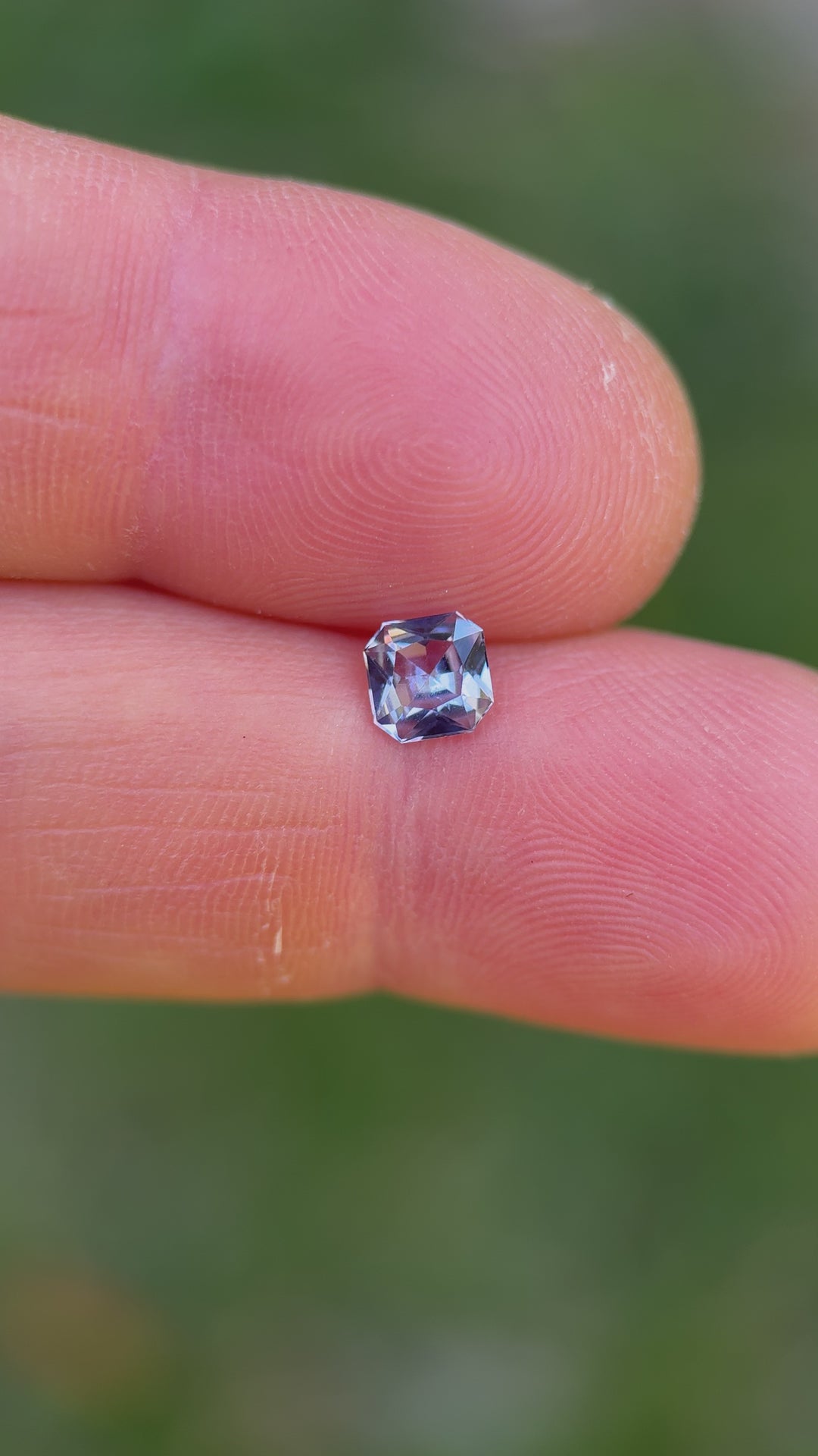 360-degree video of 0.67 carat untreated color shift sapphire from Umba River, Tanzania – custom radiant cut with sky blue to lilac transition in daylight