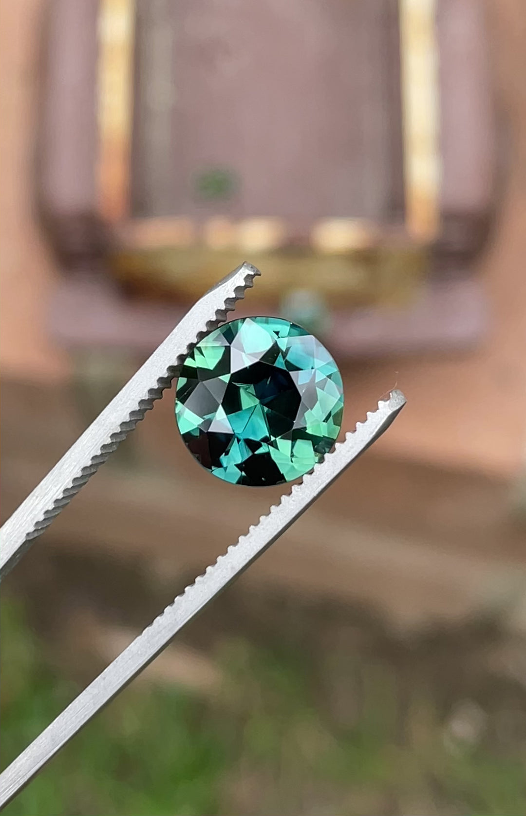 360-degree video of a 4.00-carat peacock sapphire with vivid blue and green hues, showcasing its antique-style round brilliant cut and sparkle under natural light