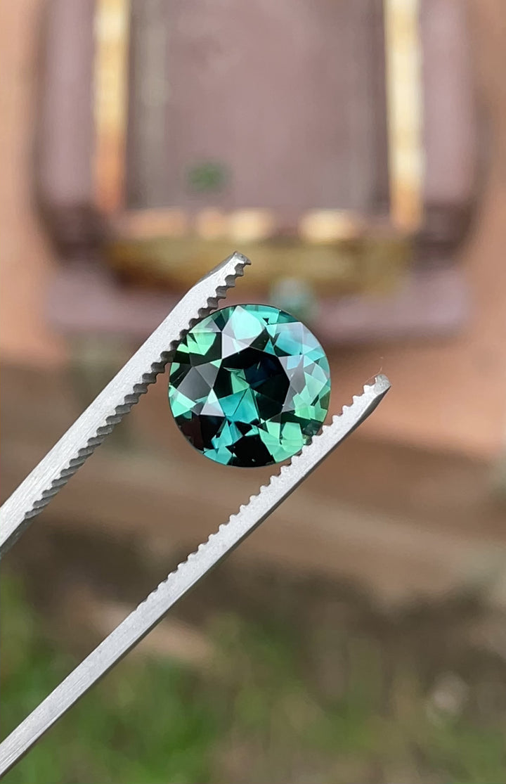 360-degree video of a 4.00-carat peacock sapphire with vivid blue and green hues, showcasing its antique-style round brilliant cut and sparkle under natural light