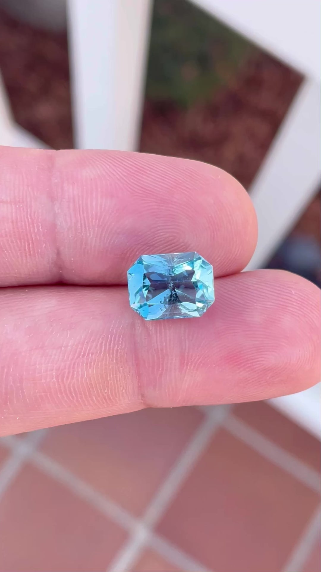 Video display of a radiant 4.63-carat aquamarine gemstone with a double blue hue, expertly cut in an octagon shape. The video emphasizes the gem's transparency and brilliance as it rotates, illustrating its natural, untreated state and Nigerian origin.